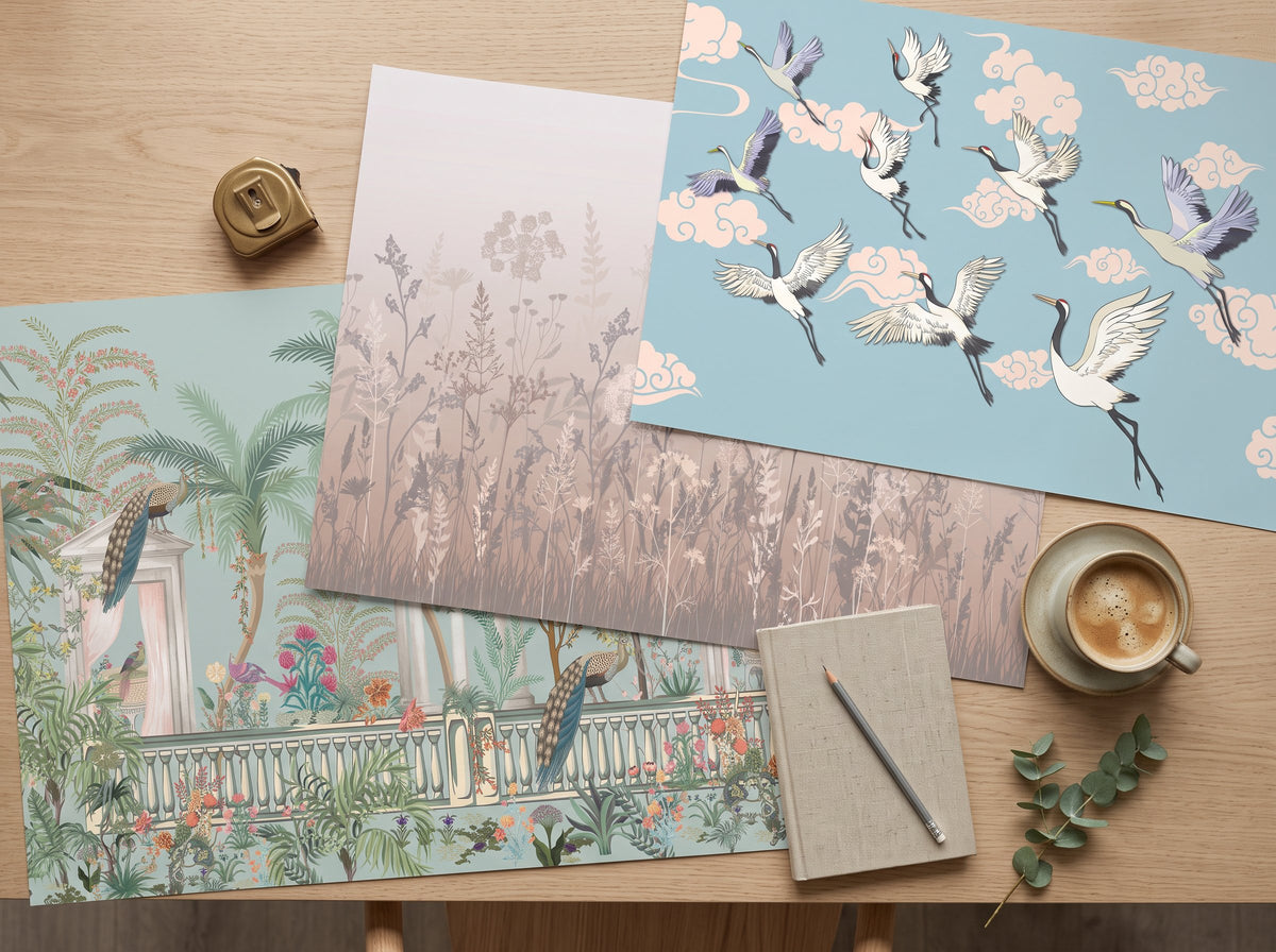Trois échantillons XXL de décors panoramiques sur une table, avec un mètre ruban, visuel illustratif