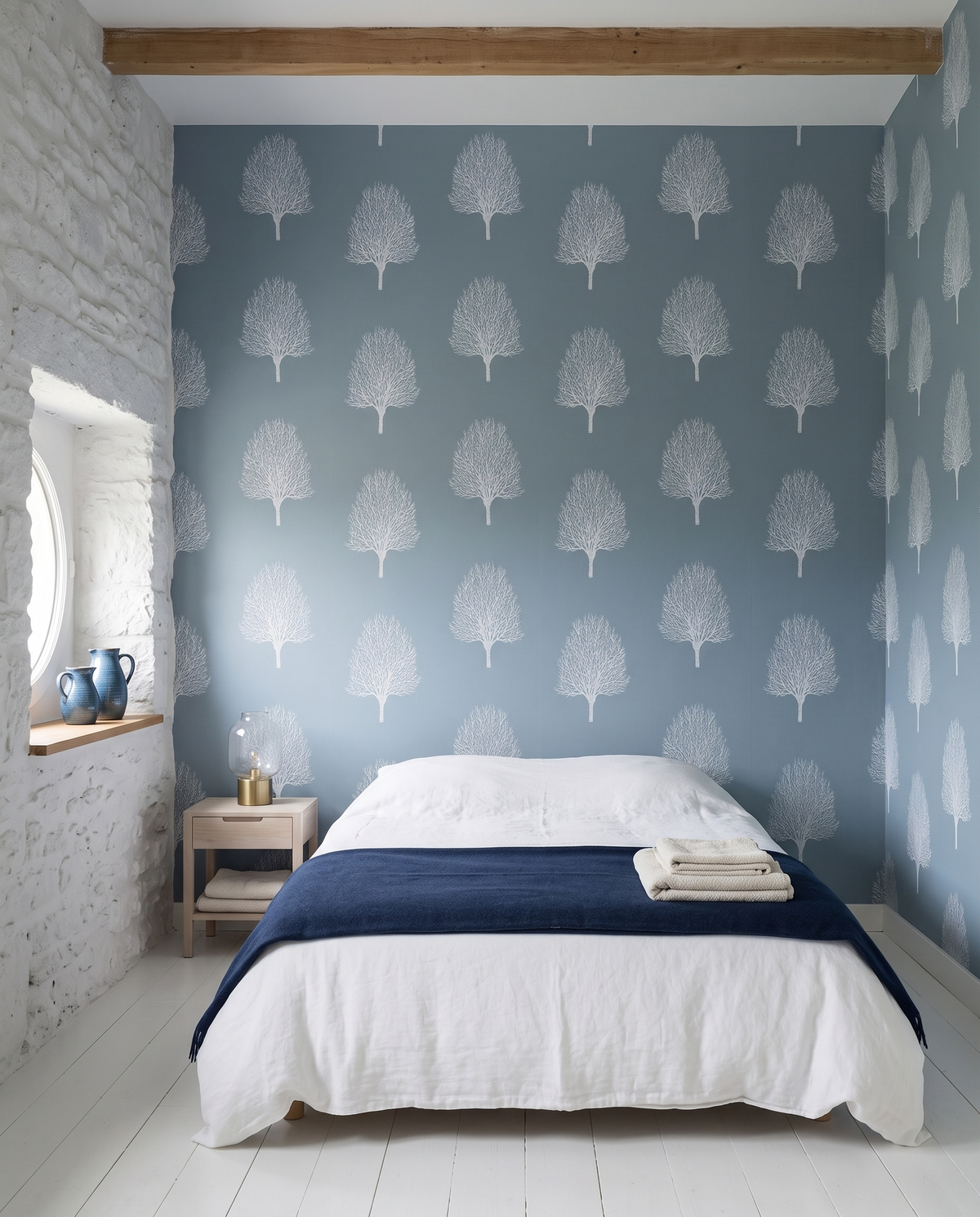 Bosquet bleu, papier peint panoramique dans une chambre : visuel d'ambiance illustratif
