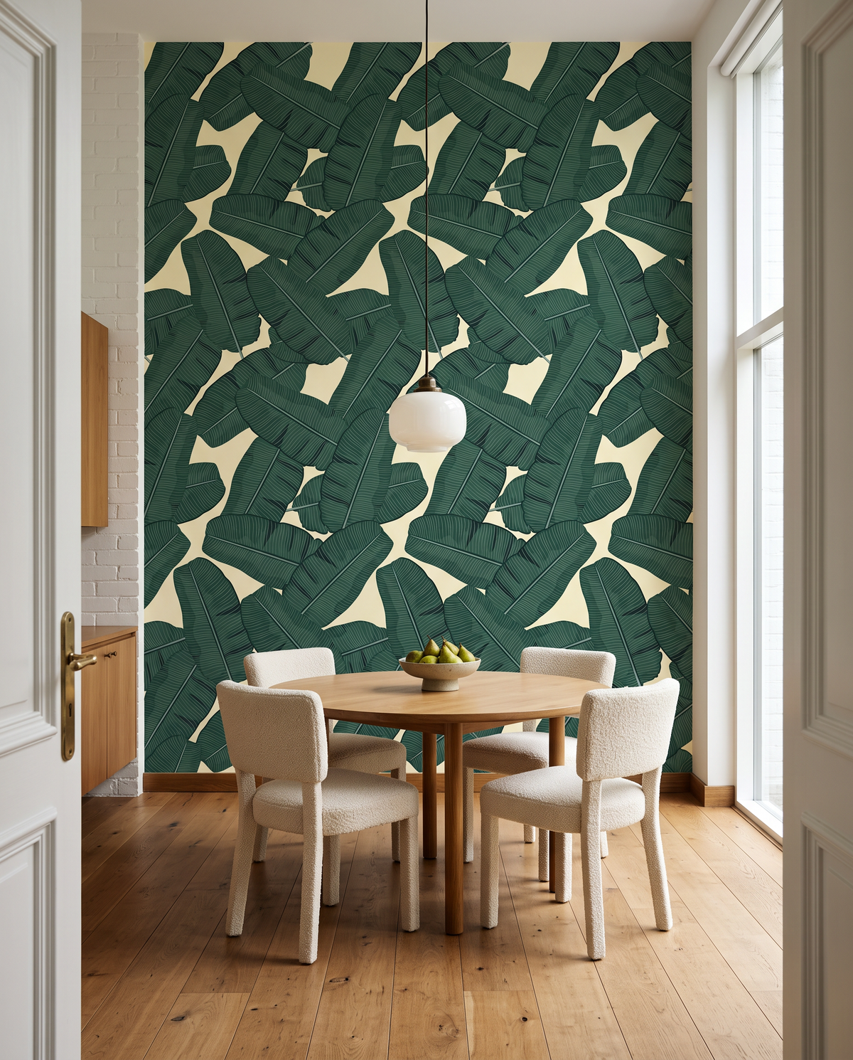 Bananiers sur crème, papier peint panoramique dans une salle à manger : visuel d'ambiance illustratif