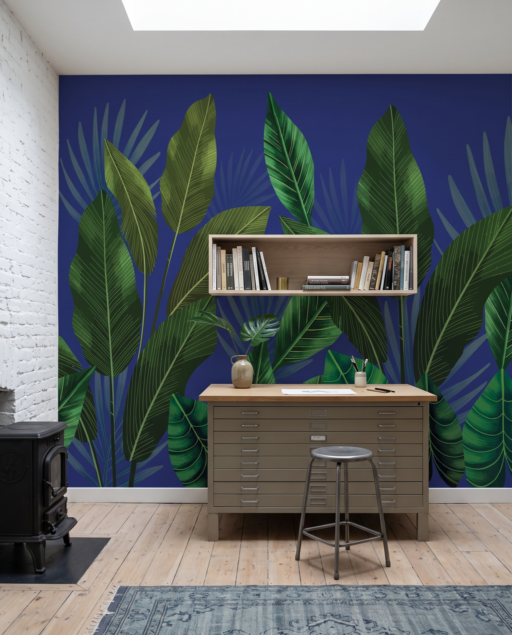 Feuillages sur bleu nuit, papier peint panoramique dans un bureau : visuel d'ambiance illustratif