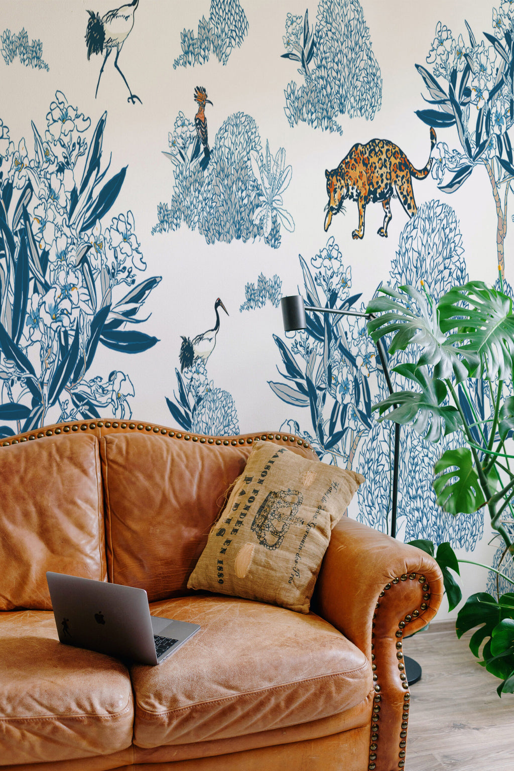 Papier peint panoramique chinoiserie bleue avec tigres, grues et feuillages