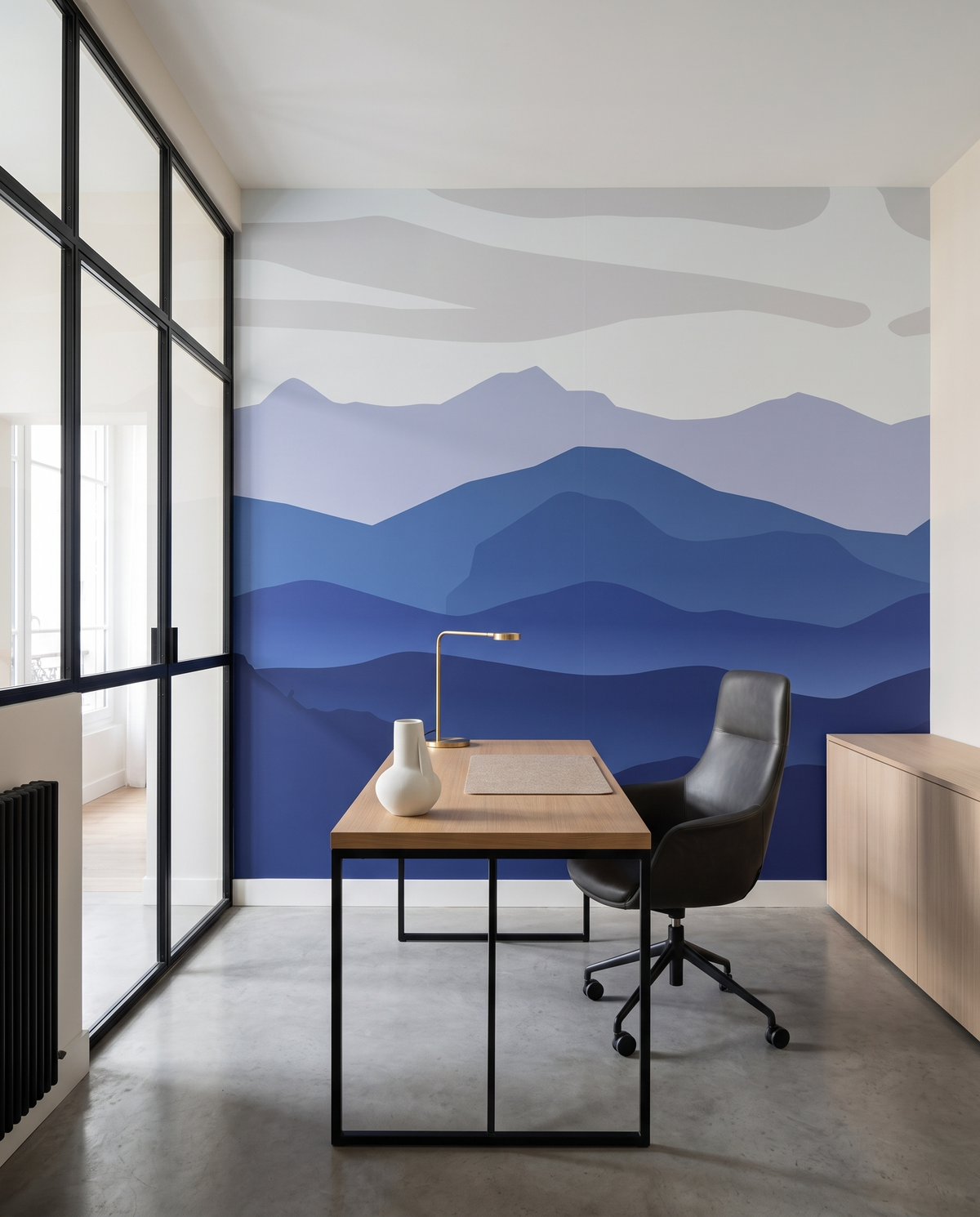 Montagnes en dégradé bleu, papier peint panoramique dans un bureau : visuel d'ambiance illustratif