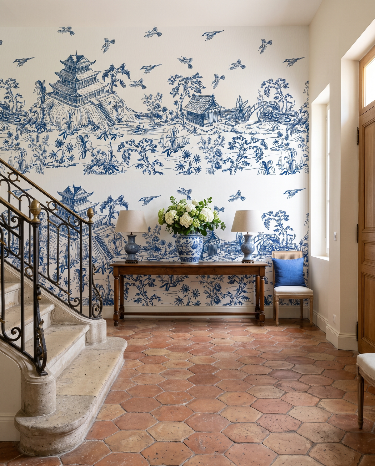 Pagode bleue, papier peint panoramique dans une entrée : visuel d'ambiance illustratif