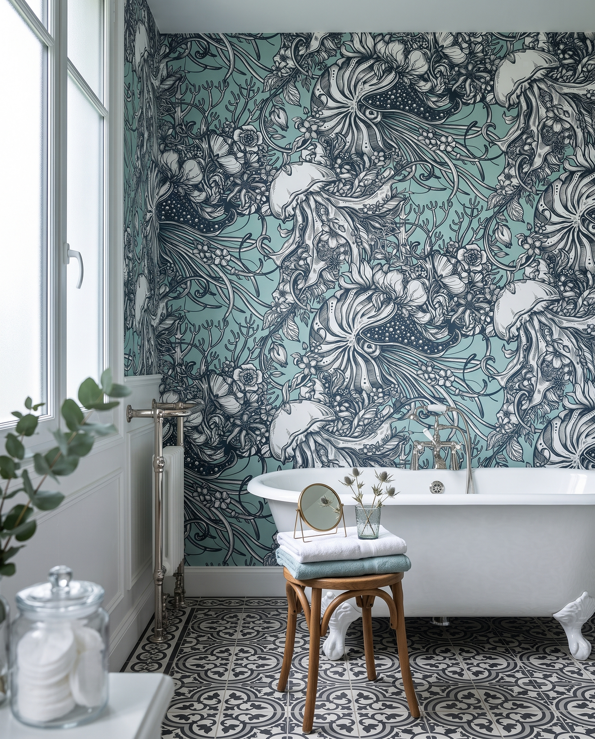 Rêverie marine, papier peint panoramique dans une salle de bain : visuel d'ambiance illustratif