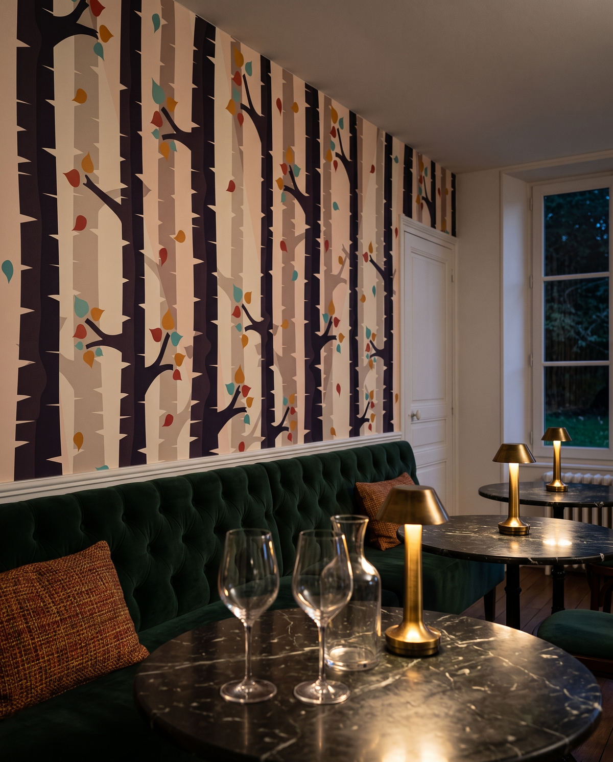 Sous les arbres roux, papier peint panoramique au-dessus d'une banquette : visuel d'ambiance illustratif