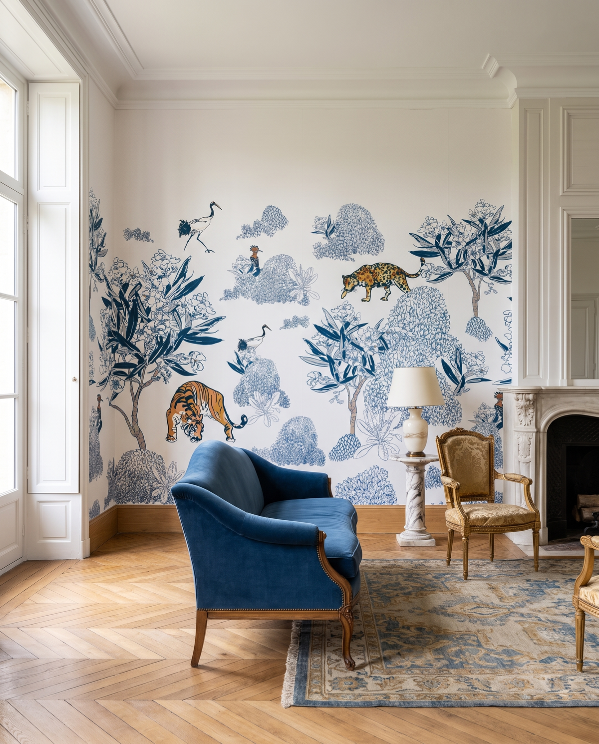 Ménagerie bleue, papier peint panoramique dans un salon : visuel d'ambiance illustratif
